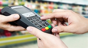 Cashback: Jak vybrat hotovost v obchodě a kolik za to?