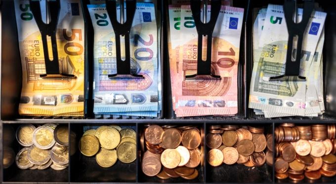 Místo u dětí a seniorů skončily peníze v asfaltu. Neziskovky je chtějí zpět