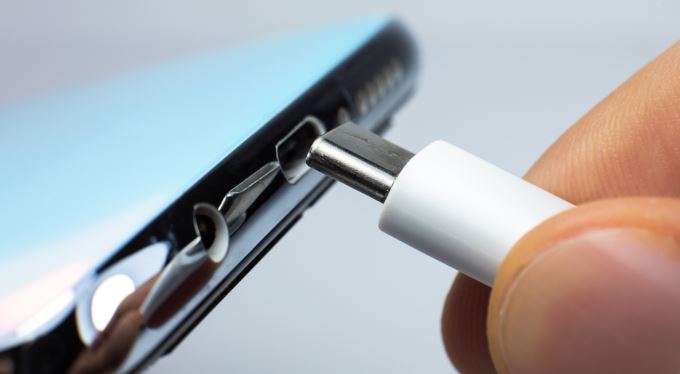 Česko sjednotí nabíjení. Už jen kabely USB-C, schválila vláda
