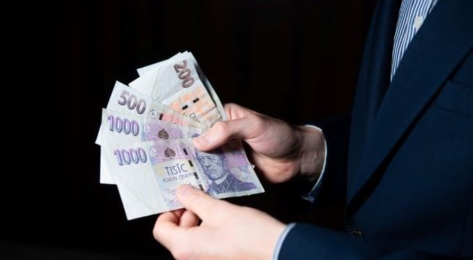 Spotřebitelské úvěry v bankách zlevnily pod osm procent