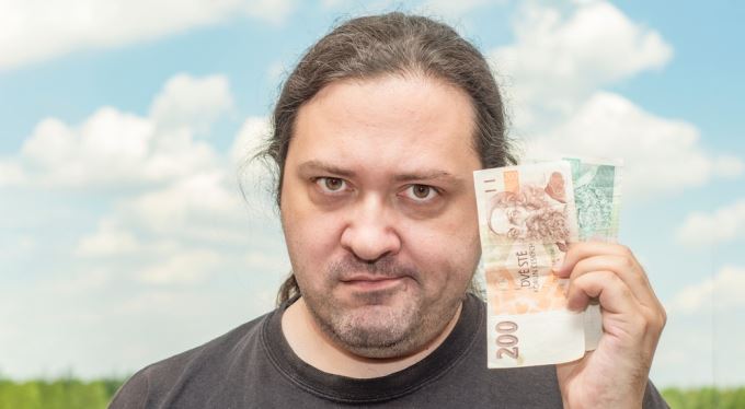 Jen hotovost! Obchodníci přestávají brát karty, potvrzuje i průzkum
