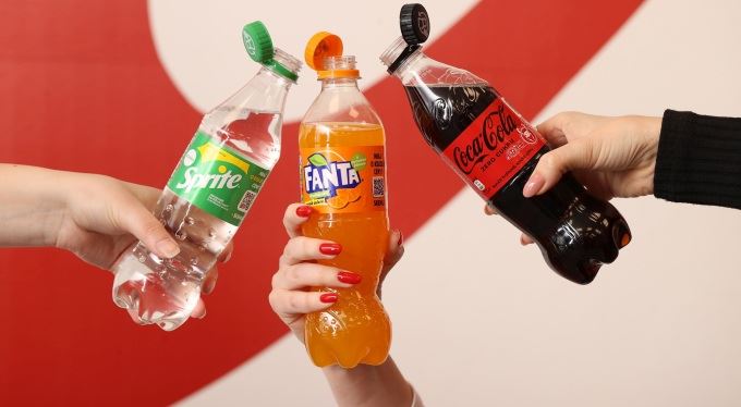 Připevněná víčka, papírová brčka a další „eko“ vychytávky. Mají smysl?