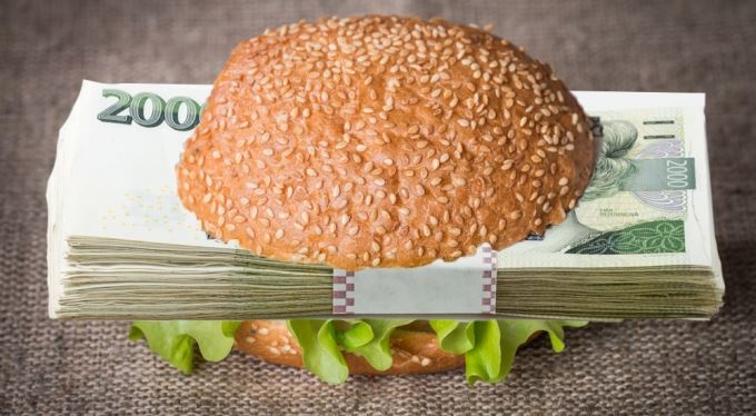 Češi přišli na chuť investicím. Na důchod si ale spoří špatně