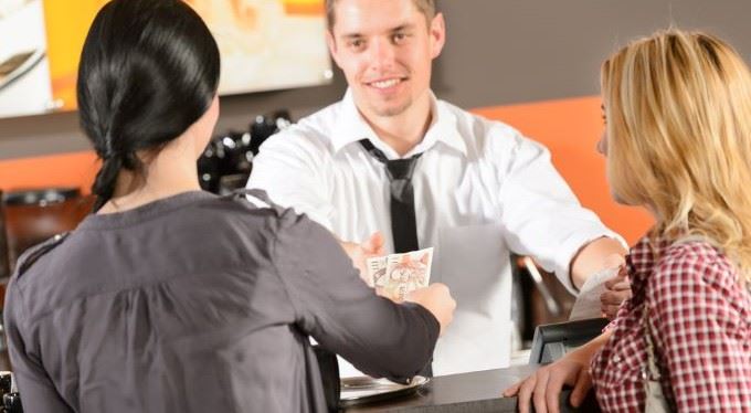 Češi ztrácí trpělivost s cash only. Většina jde s kartou jinam
