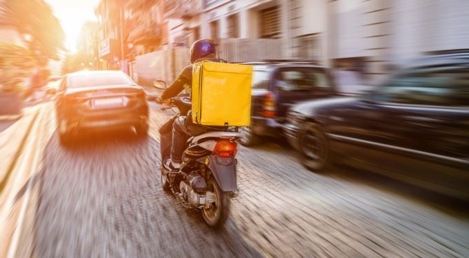 Poplatek navíc za rozvoz jídla? Firmy vysvětlují, co je servis