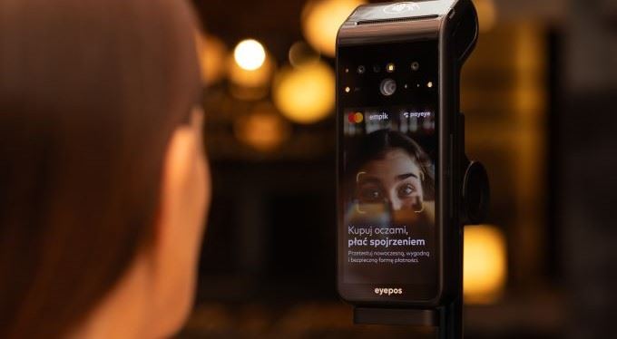 Přiložte oko. V prvních obchodech zaplatíte bez karty i mobilu