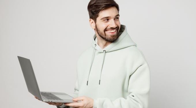 Finanční správa vydraží zabavené MacBooky a iPhony. Zájem je obří