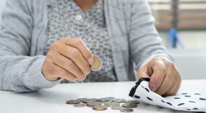 Minimální srážka u exekucí je zas ve hře. Odnesou to důchodci, varují neziskovky