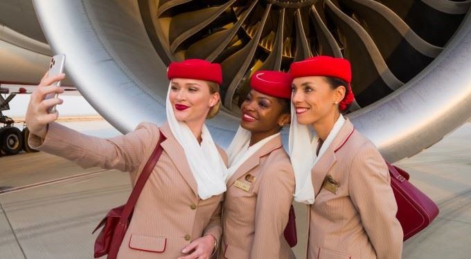 Luxusní aerolinky hledají letušky a stewardy v Česku. Co chtějí a nabízejí?