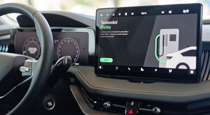 Benzin zaplatíte přímo v autě. Škoda láká i na slevu