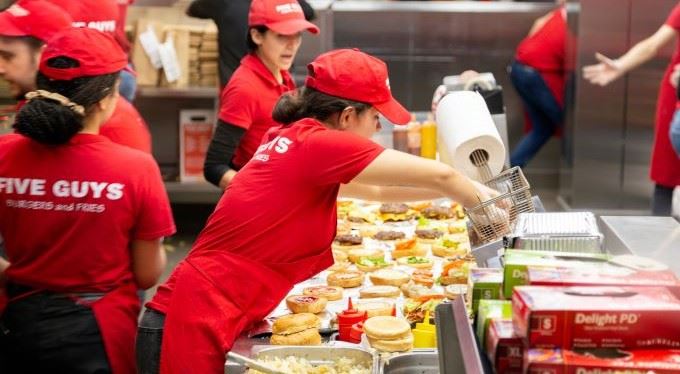 Otevření Five Guys v Česku: Původní termín padl, co bude dál?