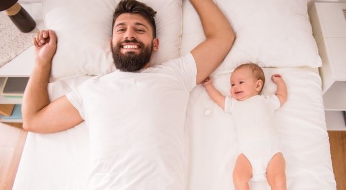 Otcovská dovolená 2025. Kdo má nárok a kolik dostane