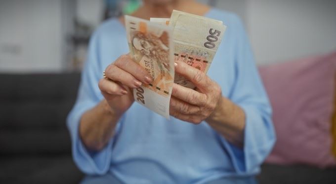 Důchodcům dáme odměnu, láká banka před zdražením pošty