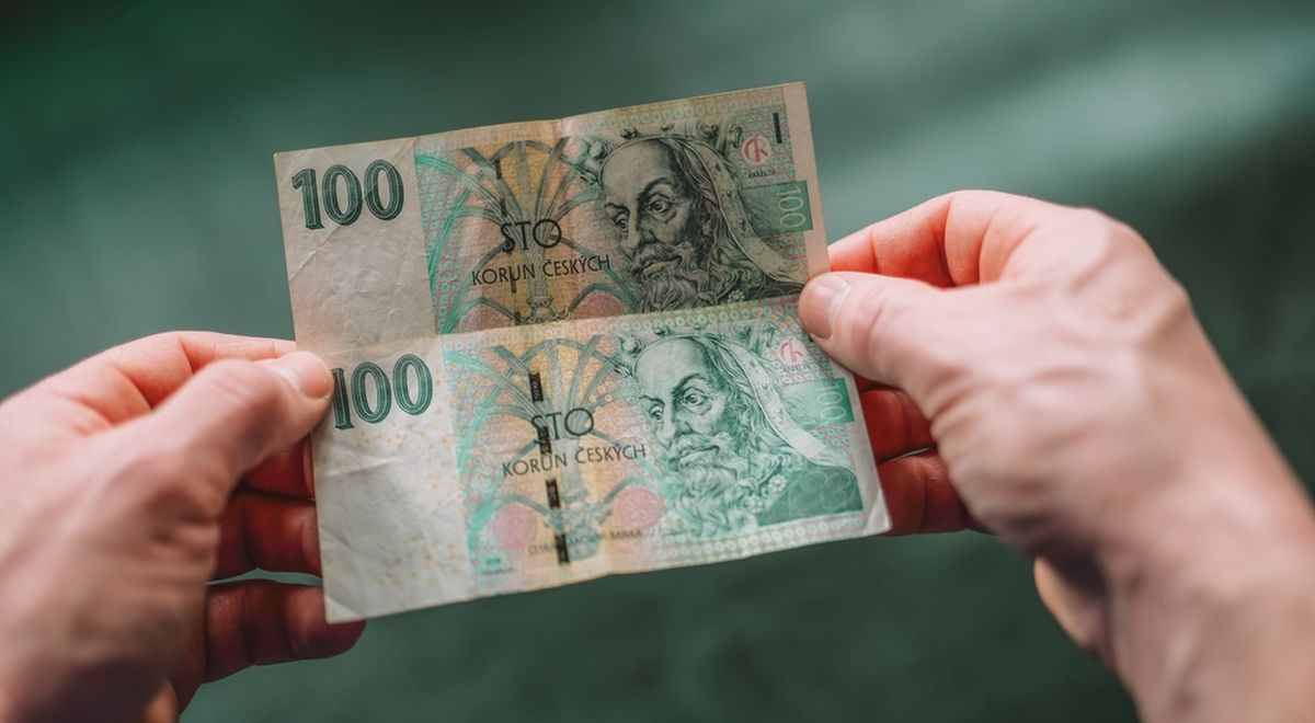 Neplatné bankovky cpou lidé do myček i obálek pro ČNB. Tady je lepší způsob