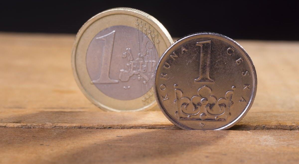 Silná koruna svádí k nákupu eur i zlotých. Je teď ten pravý čas?