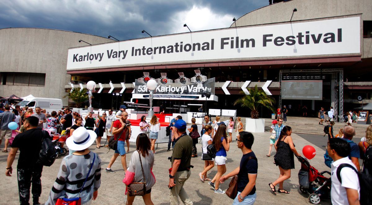 „Cash only“ v hlavní roli festivalu ve Varech? Visa se to letos snaží změnit