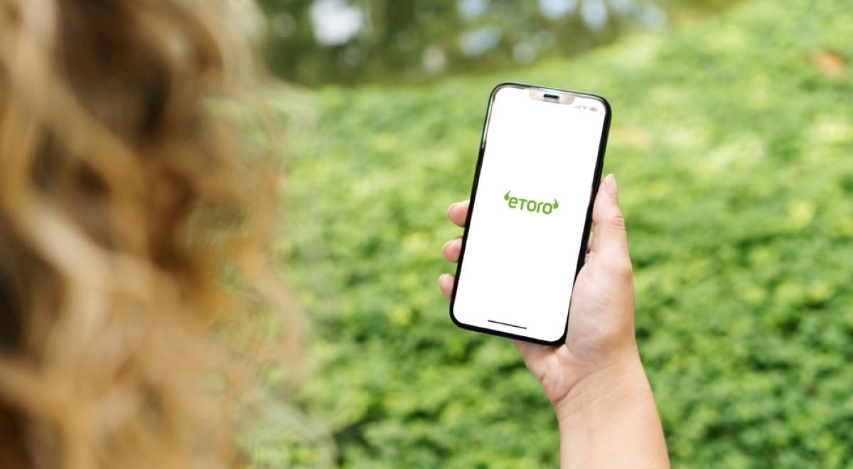 Víc než spořicí účet. eToro úročí dolary až 4,3 %