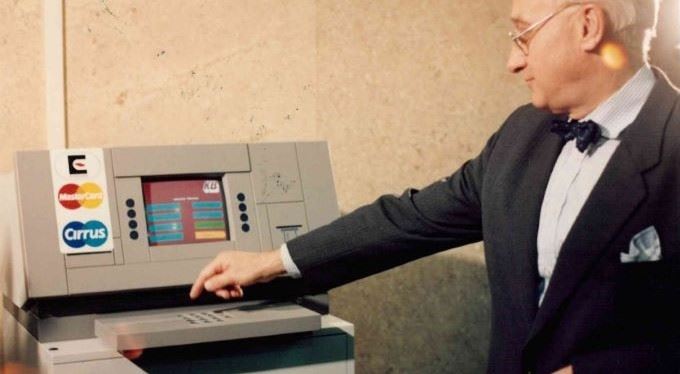 První bankomaty a placení přes internet. Jak si pamatujete přelomové novinky?