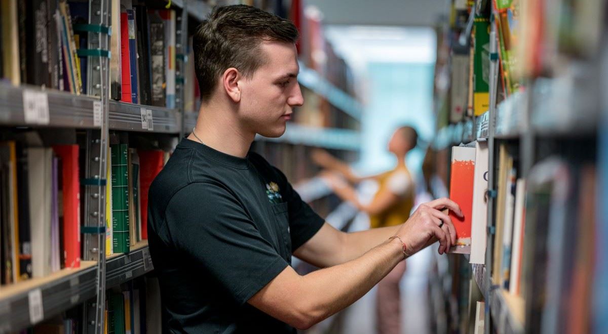 Pracovní podmínky jako v armádě? Knihobot čelí kritice od brigádníků