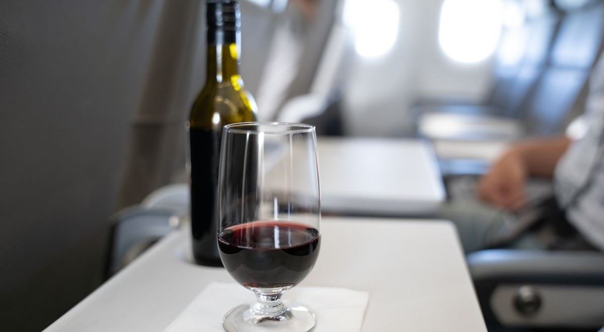 Kanadské aerolinky vám nově nalijí zdarma. Alkohol na palubě ale budí rozpaky