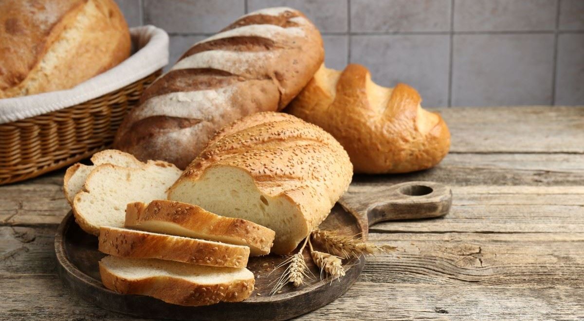 Za pečivo dají Češi i tisícovku měsíčně. Víme, jak ho koupit za zlomek ceny