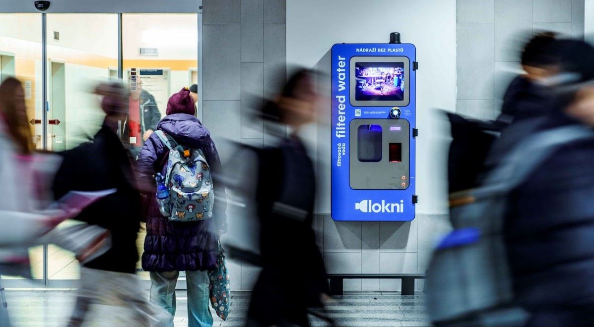 Voda do vlastní lahve zlevňuje. Lokni snížil ceny pítek na nádražích a školách