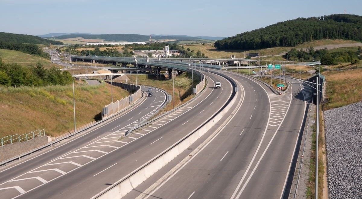Dálniční známky opět zdraží. Kilometrů přibylo, argumentuje ministerstvo