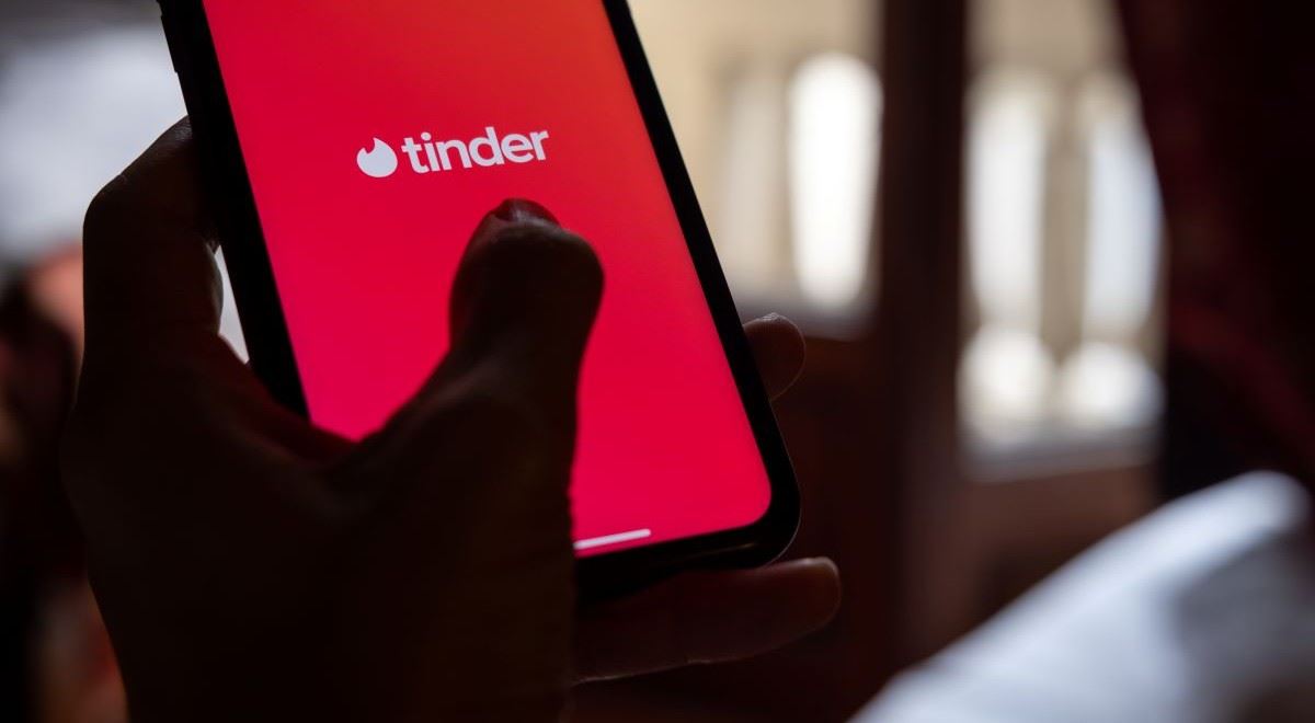 Seznamky jako drahá zábava. Jak poznat manipulaci dřív, než přijdete o peníze