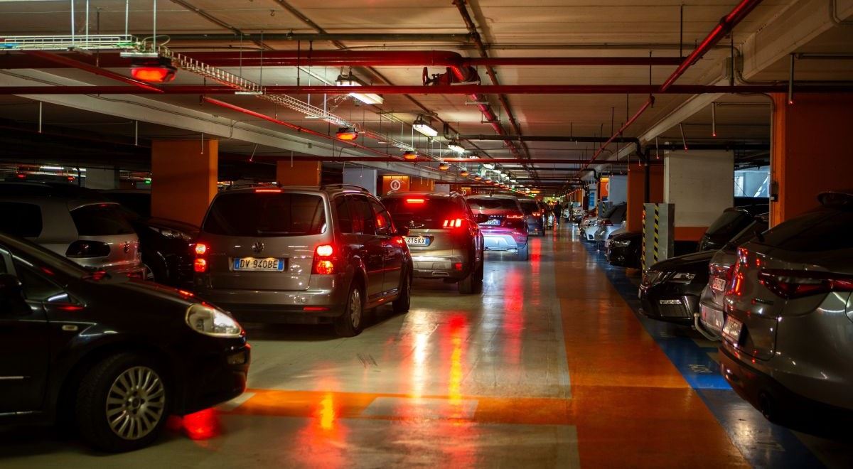 Vánoční peklo na parkovištích. Tohle jsou nákupní centra s nejvyšším počtem nehod