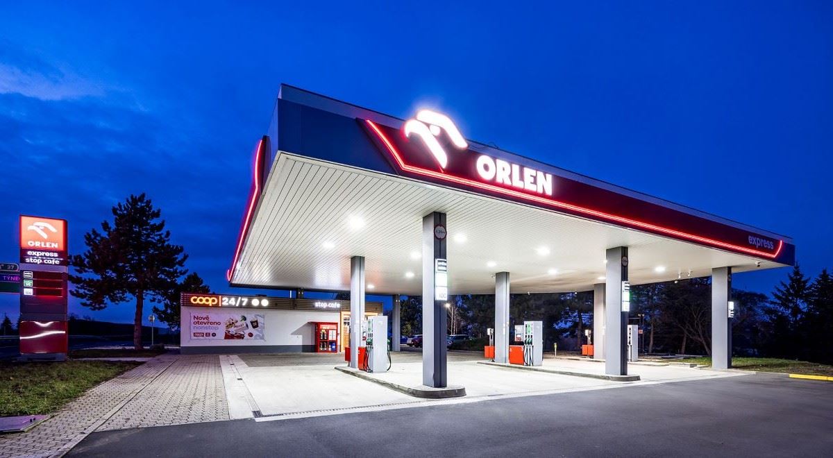 Benzinka bez obsluhy. Nový koncept Orlenu a Coopu mění tankování u D7