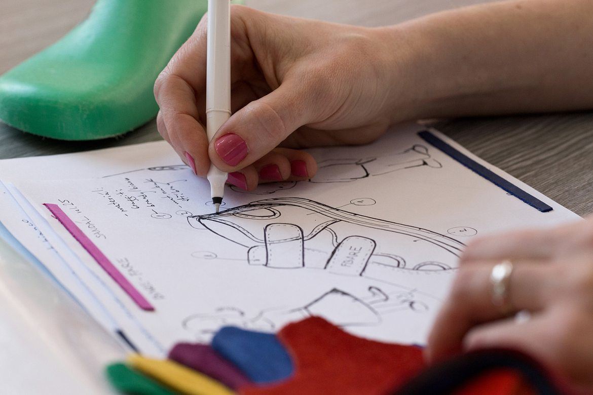 Z jedné krávy třicet párů bot na míru. FARE chce z luxusu udělat standard