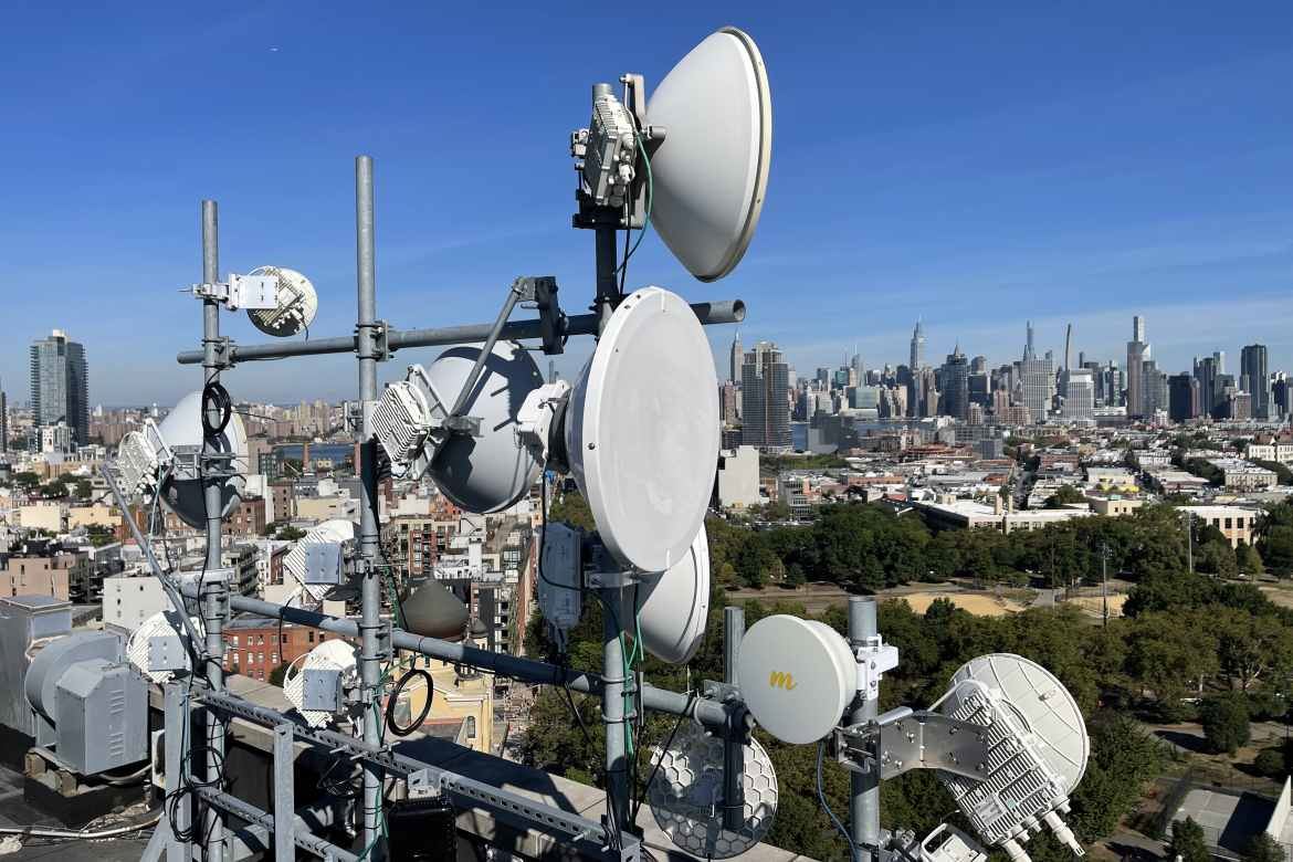 New York, Špicberky i doly v Chile. Český Racom dobývá svět, začal u amatérských vysílaček