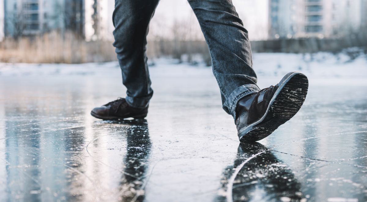 Pád na namrzlém chodníku: Kdy máte nárok na odškodnění a po kom ho chtít