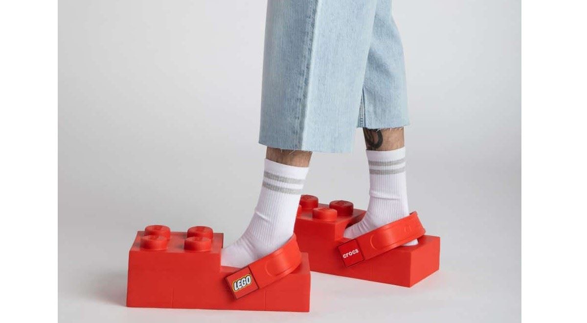 První lego, na které se dá šlápnout. Crocsy ve tvaru kostky lákají sběratele