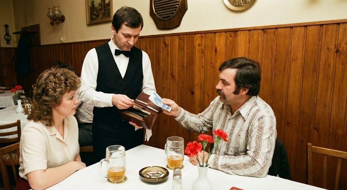 Kvíz ze socialistické hospody. Pamatujete za kolik byla dršťková a kolik stál řízek?