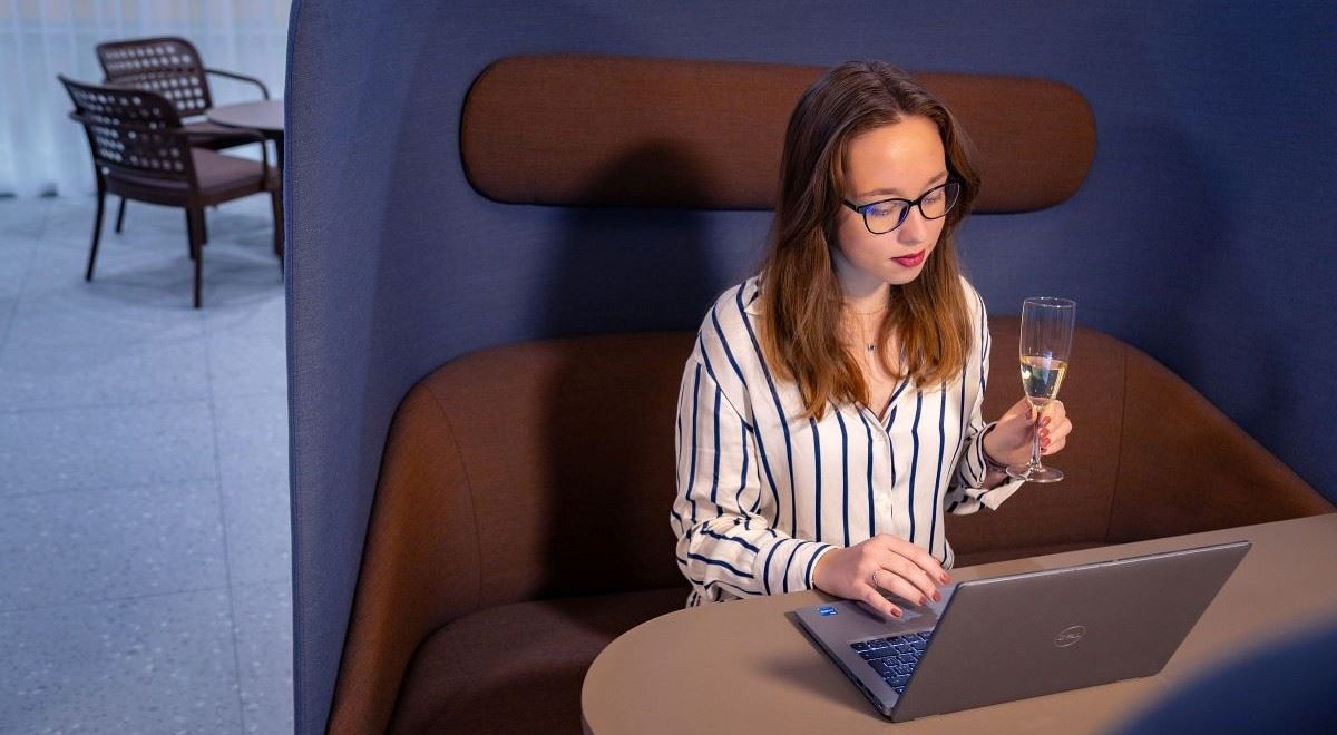 Čekání na vlak s welcome drinkem. České dráhy vylepšily salonek na pražském nádraží