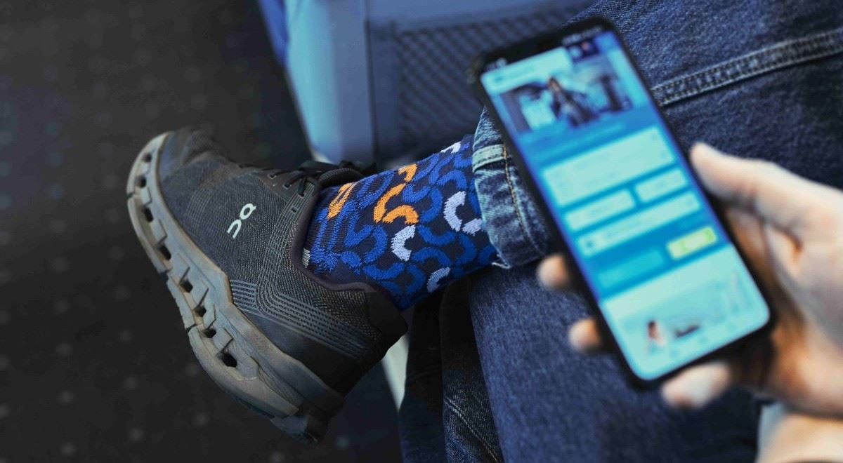 Povlečení se vzorem sedaček i nabíječky. České dráhy rozšiřují fanouškovský e-shop