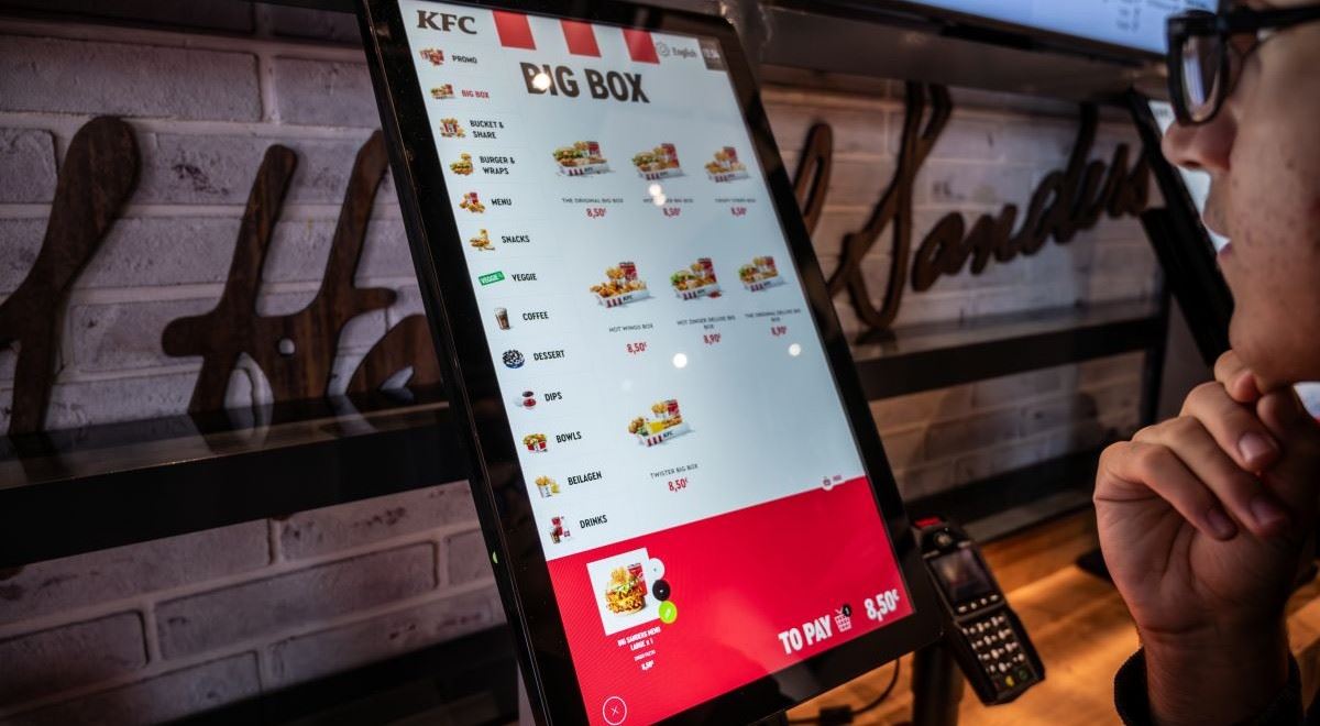 Paradox samoobsluhy. Proč nás v obchodě uráží a ve fastfoodu jí dáváme přednost?