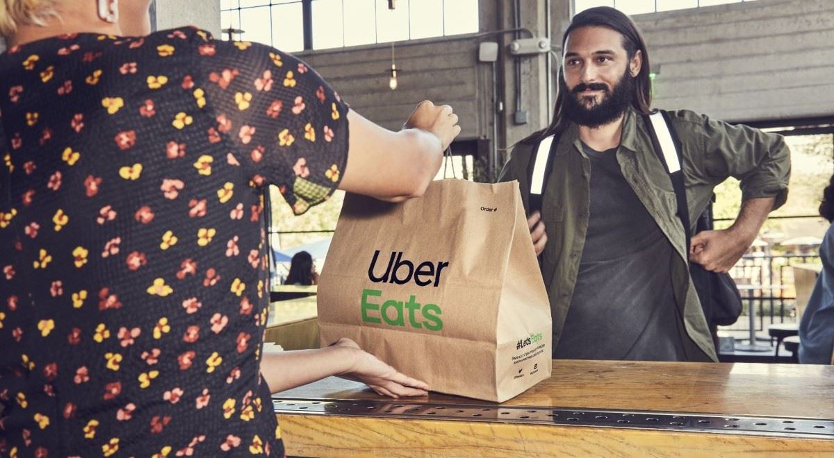 Do Česka se vrátí rozvoz jídla Uber Eats. Už má termín