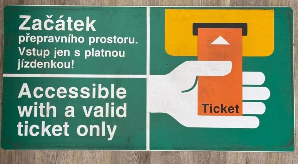 Kus metra do obýváku. Dopravní podnik prodává použité navigační tabule