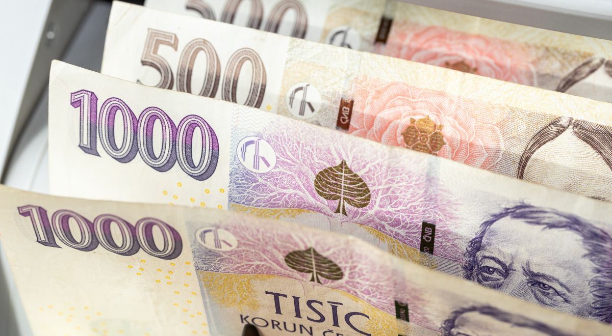 Nepravé peníze v Česku: ČNB hlásí prudký skok, v oběhu končí i bankovky pro duchy