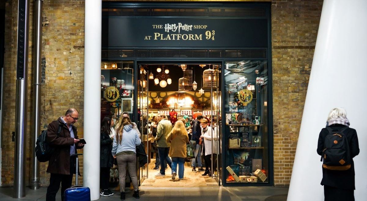 Nové lákadlo pro fanoušky Harryho Pottera. Londýn otevře oficiální dvoupatrový obchod