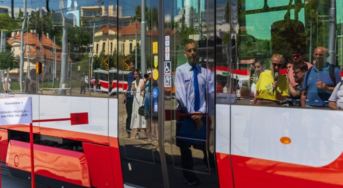 Batoh sundat, mobil ztišit. Brněnskou MHD začínají hlídat preventisté