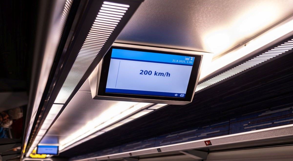 Umí přes 200 km/h, u nás ale musí brzdit. Tyhle rychlovlaky jezdí po českých kolejích
