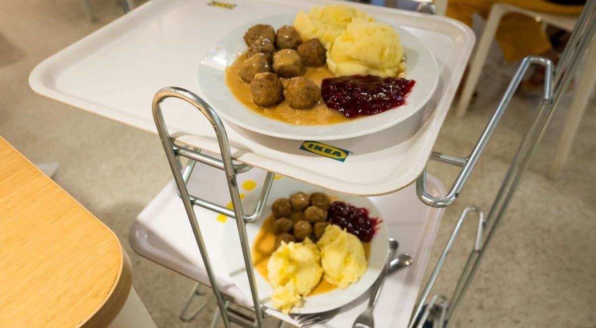 Masové kuličky bez front. Ikea v restauracích testuje samoobslužné kiosky
