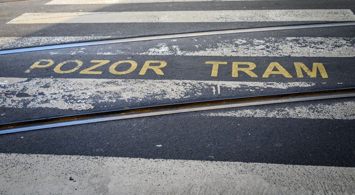 Střet s MHD může přijít draho. Podniky chodce školí, právníci popisují následky