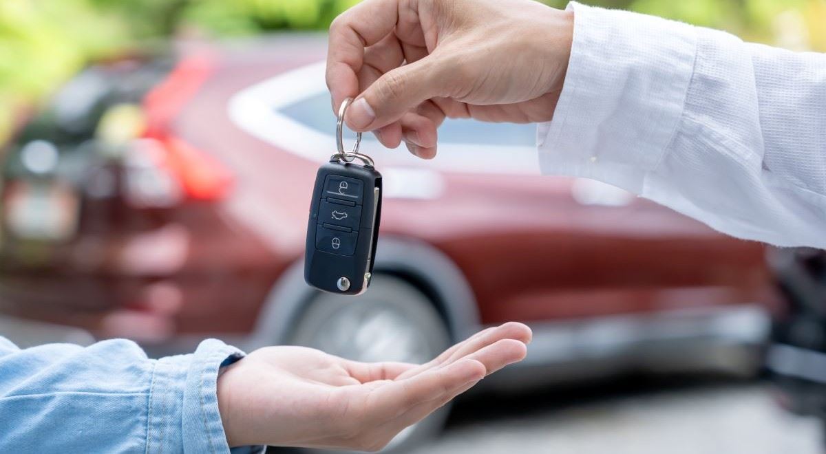 Koupila ojeté auto, pak se ozval exekutor. Co si ohlídat, abyste nepřišli o vůz i peníze