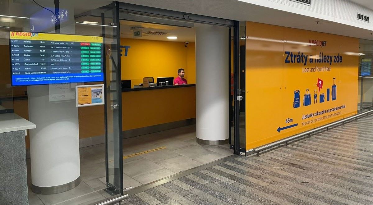 RegioJet otevřel ztráty a nálezy. Zapomenuté věci cestující najdou na pražském nádraží
