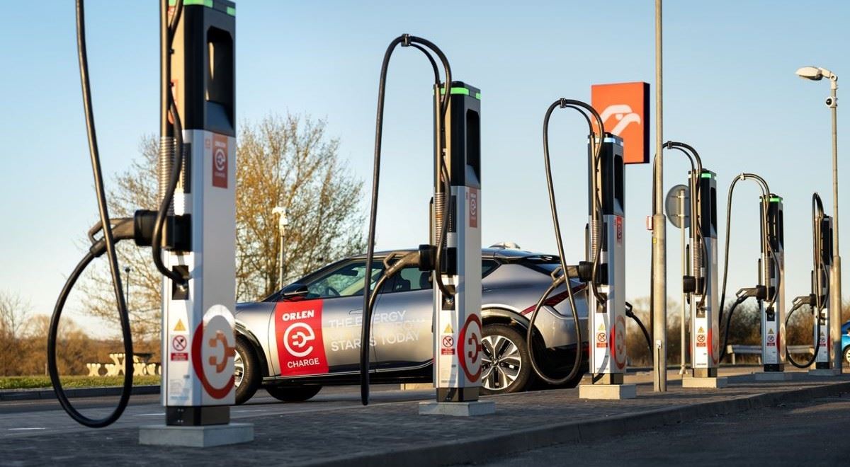 Orlen přidá ultrarychlé dobíječky podél dálnic. Dobíjení doplní aplikace