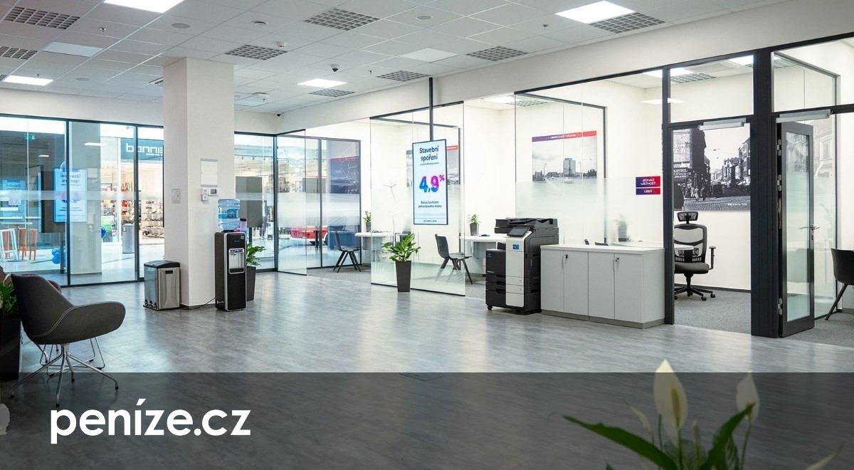 Moneta zrušila pokladny na polovině poboček. Přidá další mincomaty